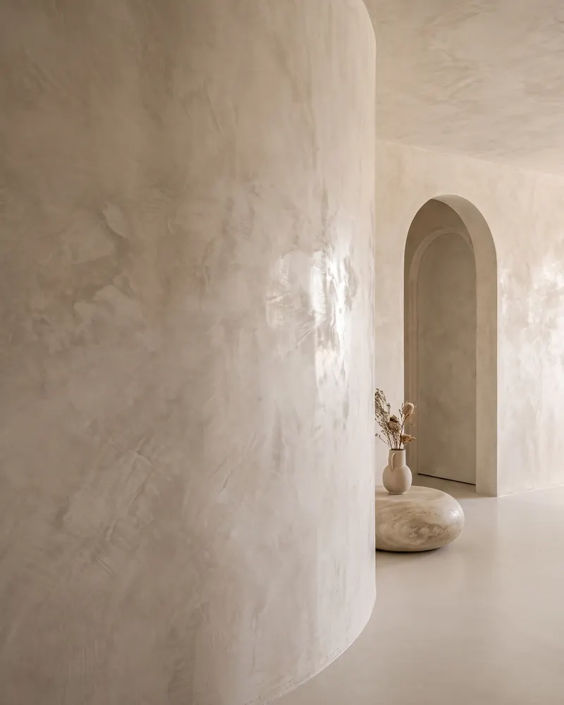 Close-up of a curved Venetian plaster wall